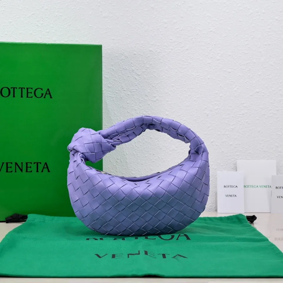 Batch 1120 BV Bottega Veneta 2021 Early Spring New Ladies MINI JODIE Handbag BV Bag 🔥The new method is to round the corners on the original basis and knot the round hobo bag with classic woven leather. The most iconic triangular pull-out design, using sheepskin draped soft shape, is super suitable for concave shapes~ Jodie feels really gentle to people, and is definitely the best item for daily matching. It has the same weave, new elements and twists, is compact and versatile, and is the new favorite of street style Internet celebrities! Dimensions: 23x28x8 Model: 6699-1